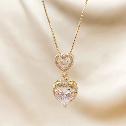 COLAR CORAÇÕES CRAVEJADOS BANHADO EM OURO 18K - GARGSI094